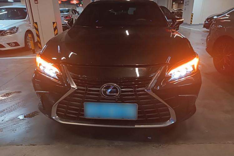 Lexus ES 200 2025 — 2
