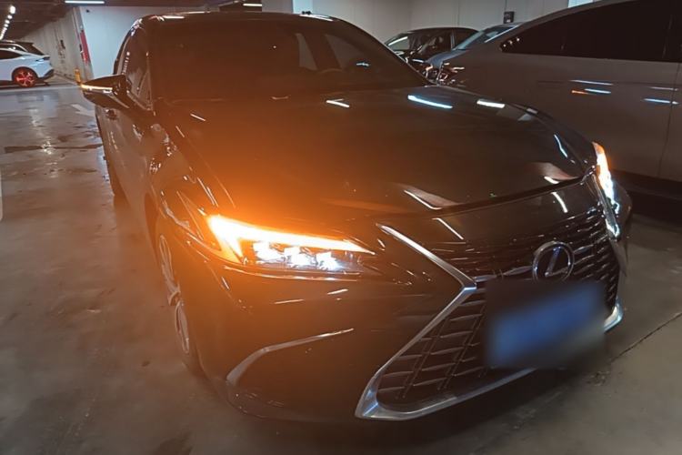 Lexus ES 200 2025 — 3