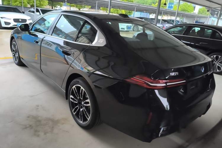 BMW 530Li 2026 — 4