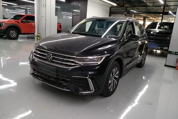Volkswagen Tiguan L 2023 — фото 1