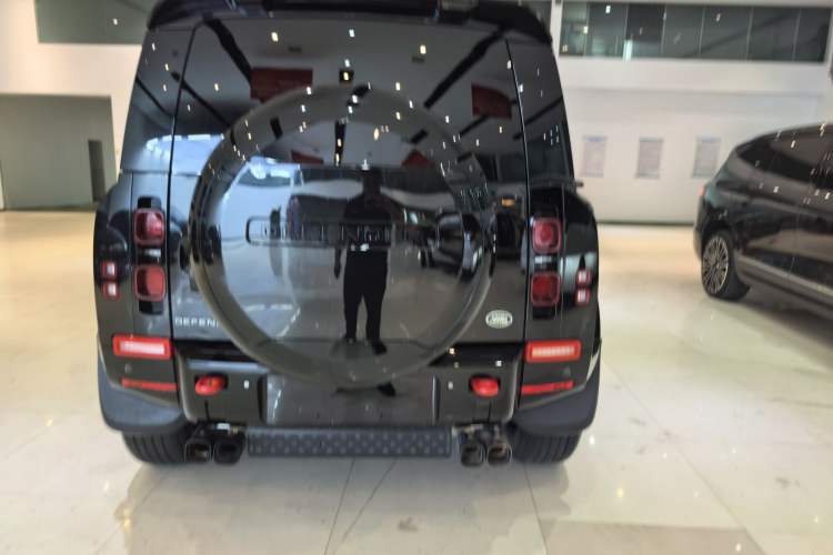 Land Rover Defender 110 2025 — 4