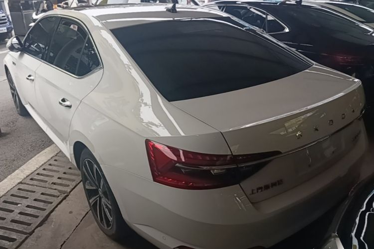 Skoda Superb 2021 — 4