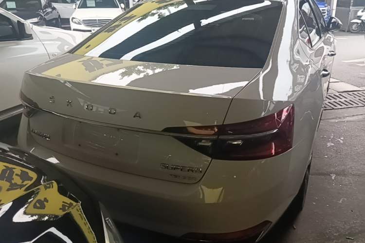 Skoda Superb 2021 — 5