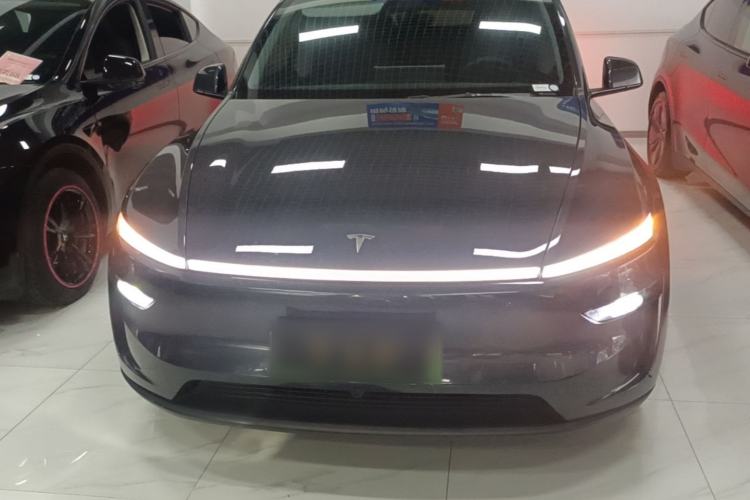 Tesla Model Y 2025 — 2