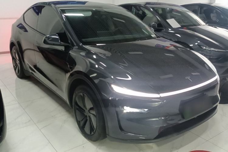 Tesla Model Y 2025 — 3