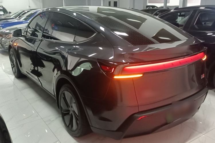 Tesla Model Y 2025 — 4