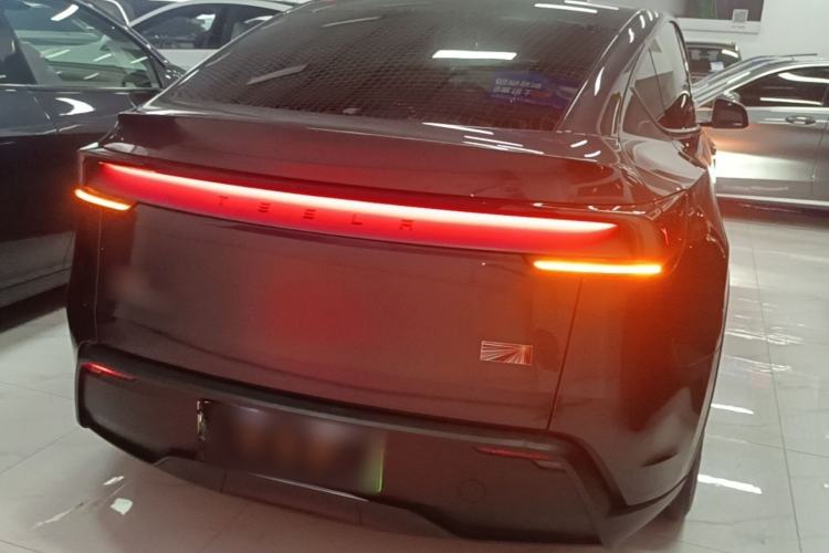 Tesla Model Y 2025 — 5