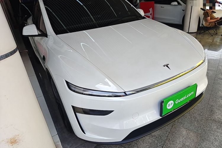 Tesla Model Y 2026 — 3