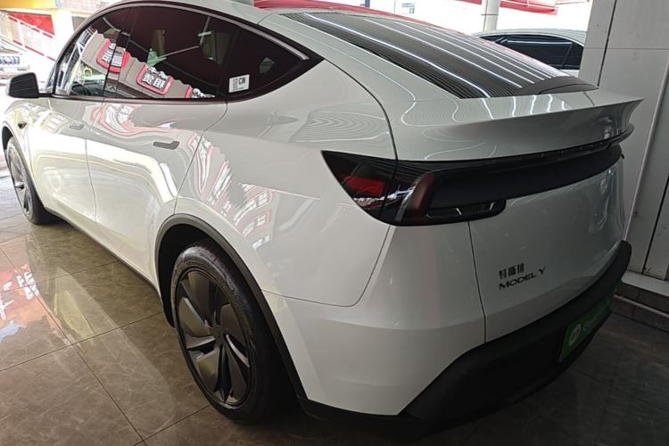 Tesla Model Y 2026 — 4