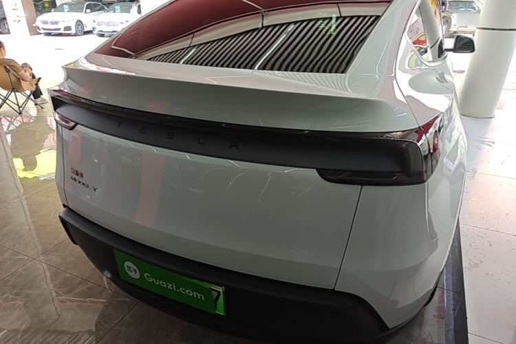 Tesla Model Y 2026 — 5