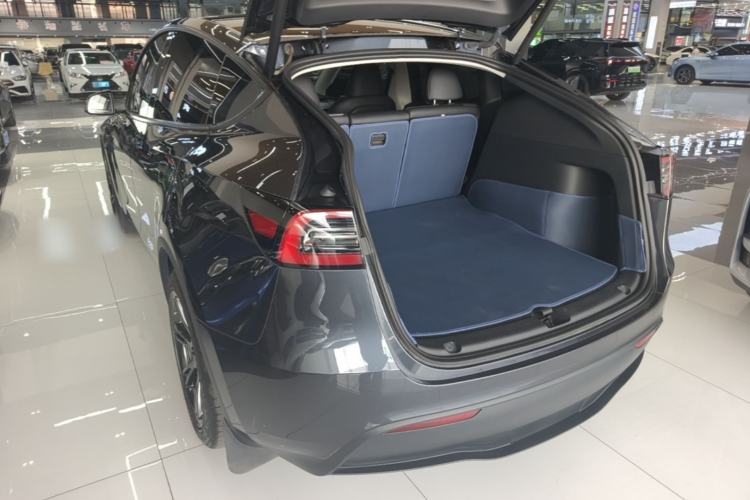 Tesla Model Y 2024 — 4