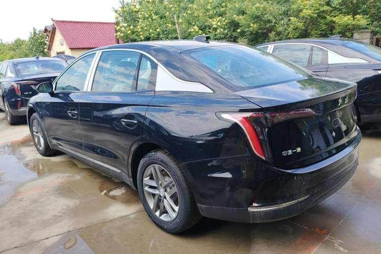 Hongqi E-QM5 2025 — 4