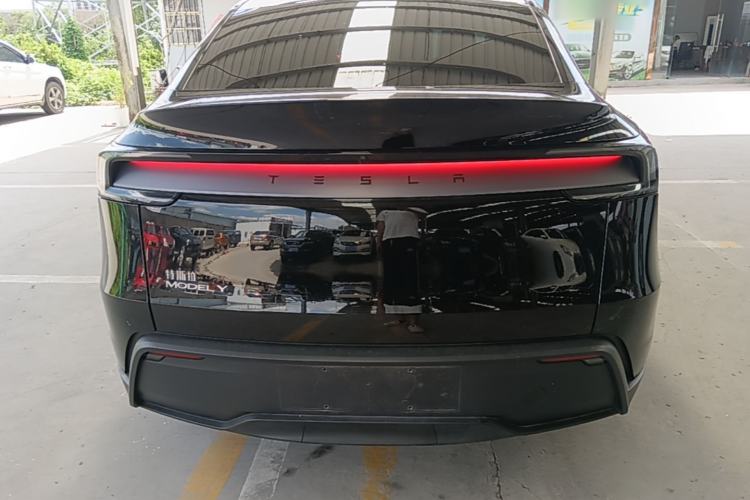 Tesla Model Y 2025 — фото 5