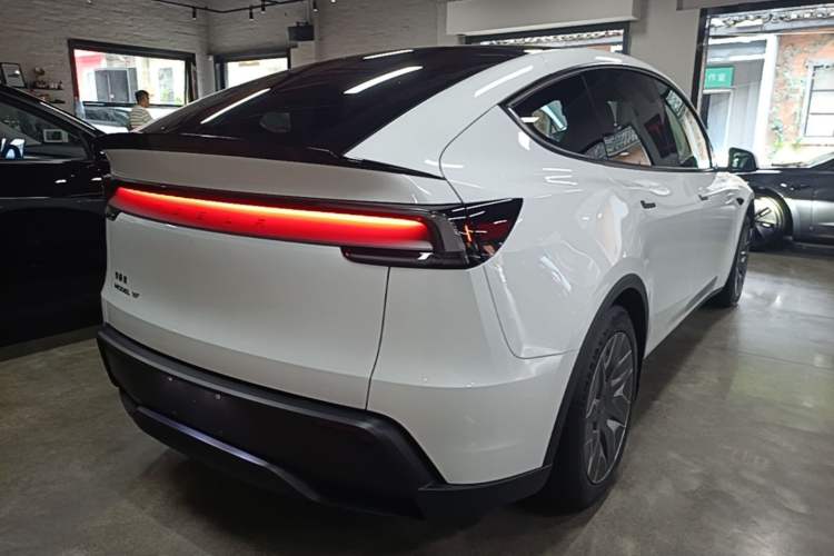 Tesla Model Y L 2025 — фото 4