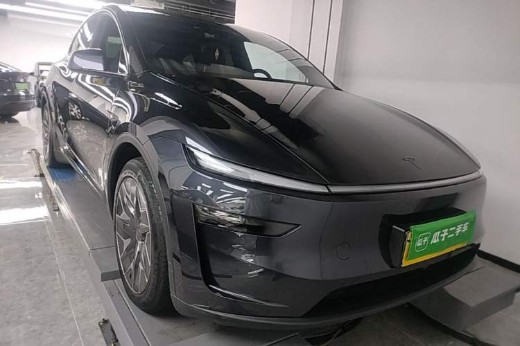 Tesla Model Y L 2025 — фото 2