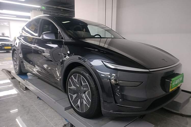 Tesla Model Y L 2025 — фото 3