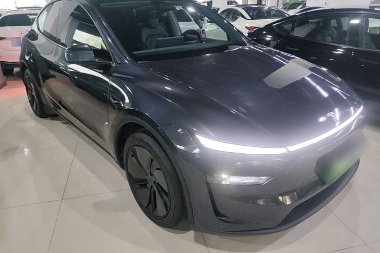 Tesla Model Y 2025 — 3