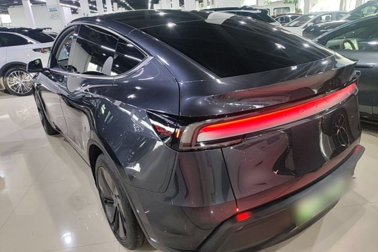 Tesla Model Y 2025 — 4