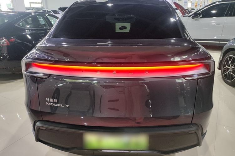 Tesla Model Y 2025 — 5