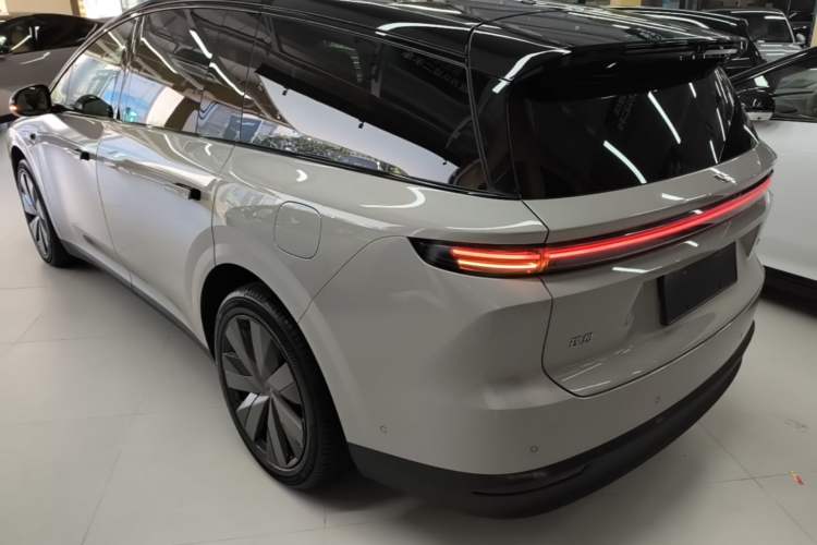 Li Auto i8 2025 — фото 4