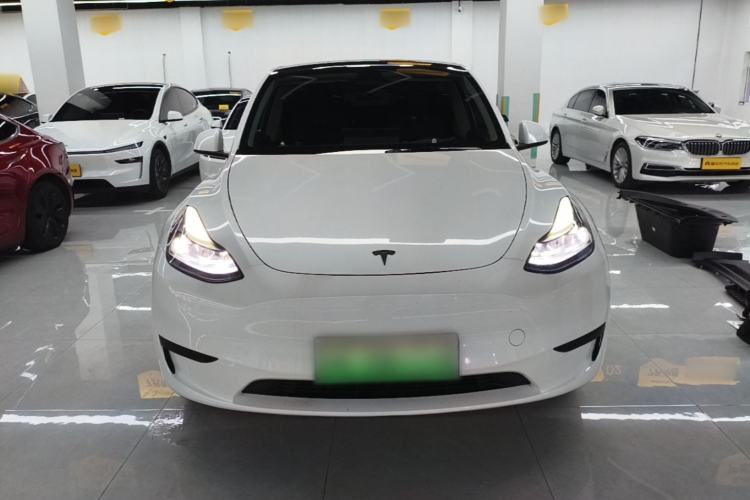 Tesla Model Y 2024 — 2