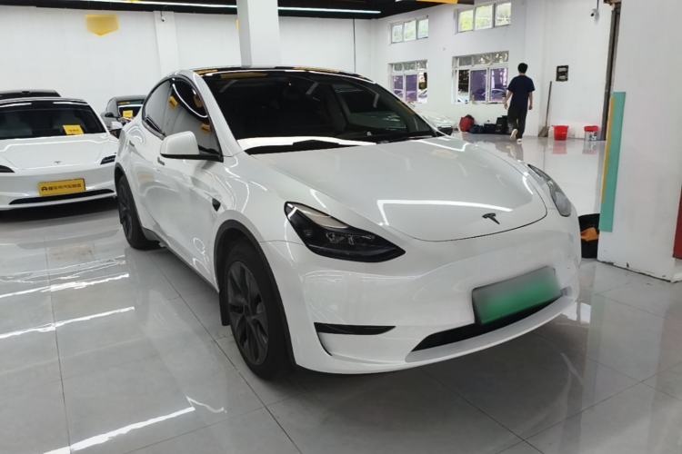 Tesla Model Y 2024 — 3