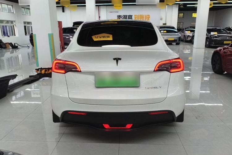 Tesla Model Y 2024 — 5
