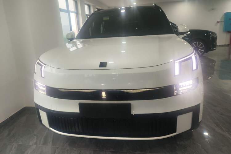 Lynk & Co 900 2025 — 2