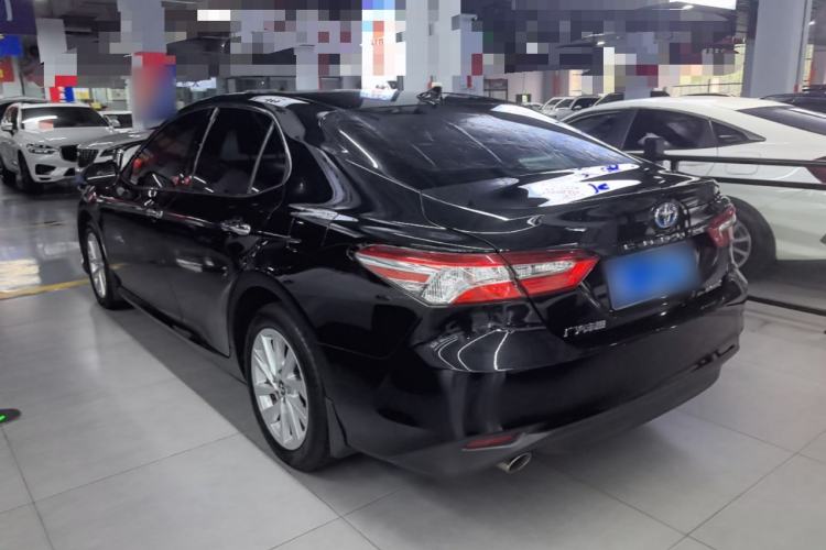 Toyota Camry 2021 — 4
