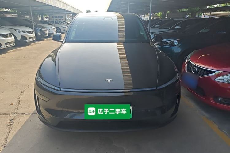 Tesla Model Y 2025 — 2