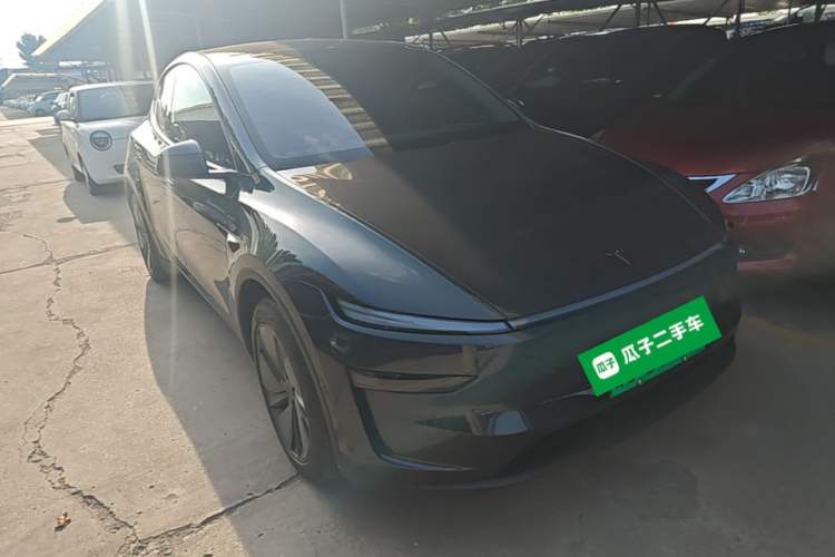 Tesla Model Y 2025 — 3