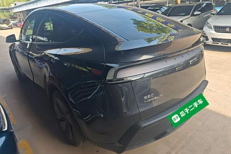 Tesla Model Y 2025 — 4