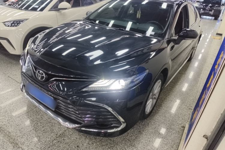 Toyota Camry 2023 — фото 1