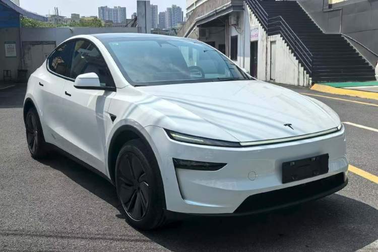 Tesla Model Y 2026 — 3