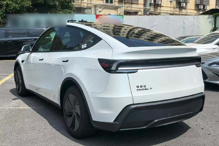 Tesla Model Y 2026 — 4
