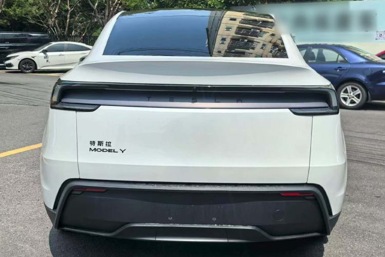 Tesla Model Y 2026 — 5