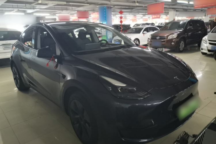Tesla Model Y 2024 — 3
