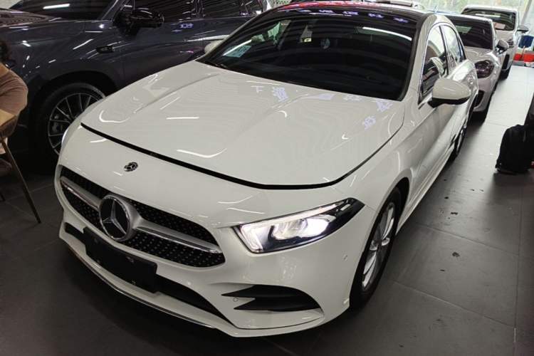 Mercedes-Benz A 200 L 2020 — фото 1