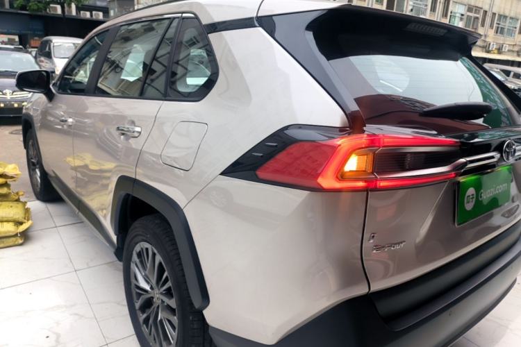 Toyota RAV4 2023 — 4