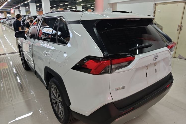 Toyota RAV4 2023 — 4