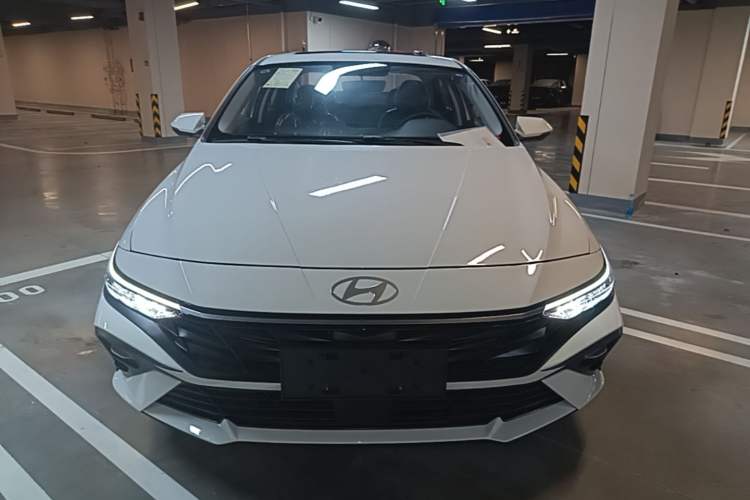 Hyundai Elantra 2023 — 2