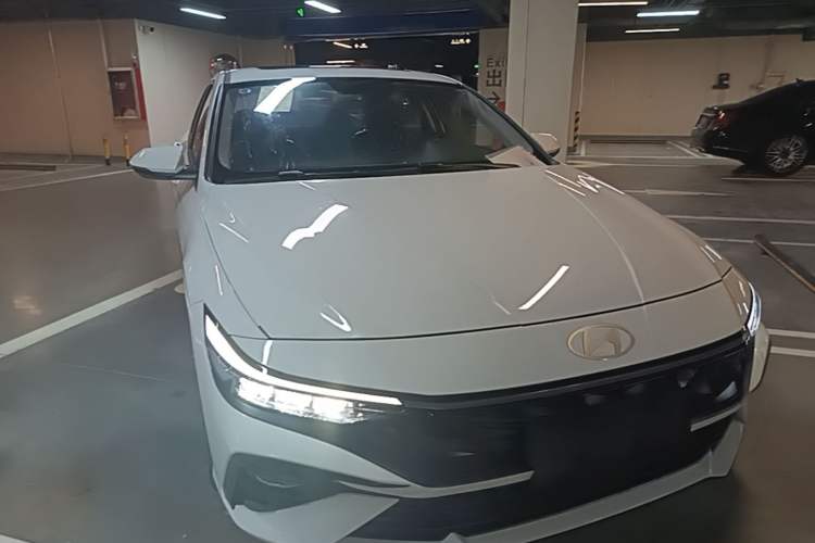 Hyundai Elantra 2023 — 3