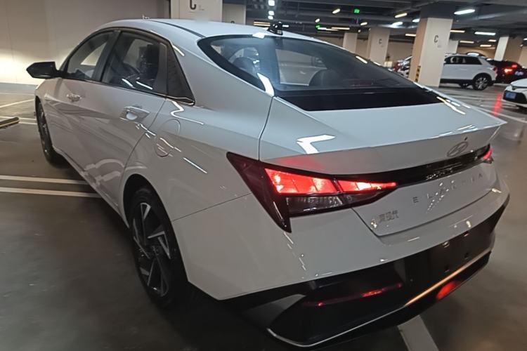 Hyundai Elantra 2023 — 4