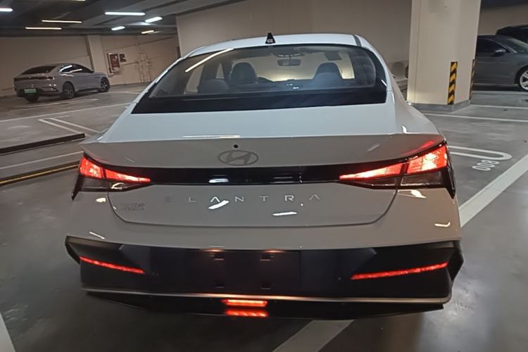 Hyundai Elantra 2023 — 5
