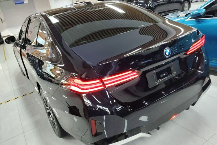 BMW i5 2025 — фото 4