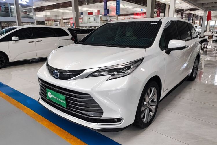 Toyota Sienna 2023 — фото 1