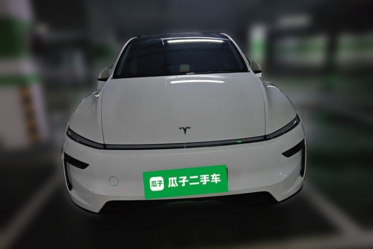 Tesla Model Y 2025 — 2