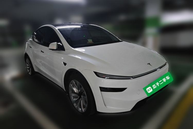 Tesla Model Y 2025 — 3