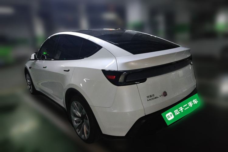 Tesla Model Y 2025 — 4