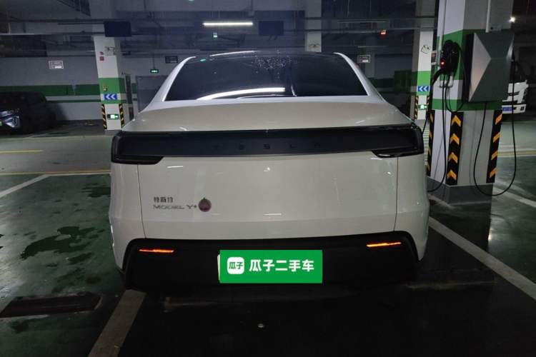 Tesla Model Y 2025 — 5